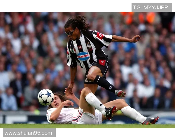 荷兰足球球星妻子背后的故事：从默默支持到闪耀人生的蜕变