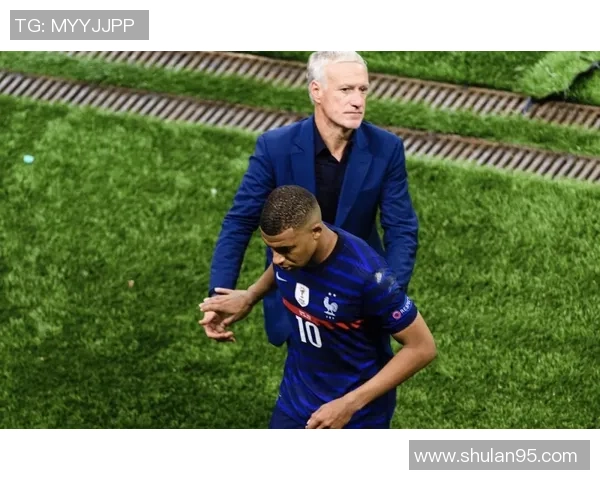 Q版足球明星姆巴佩壁纸设计展现动感与可爱风格